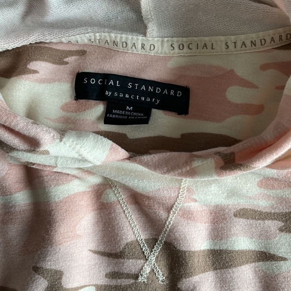 Womens Pink Camo Pajamas Size M with Shorts and Hoodie - Picture 4 of 4